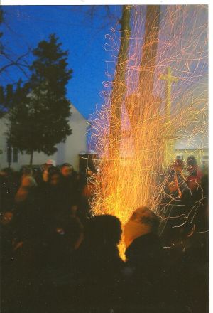 ...och efteråt "badnjak" utanför kyrkan: ekstock eller ekgrenar eldas upp...